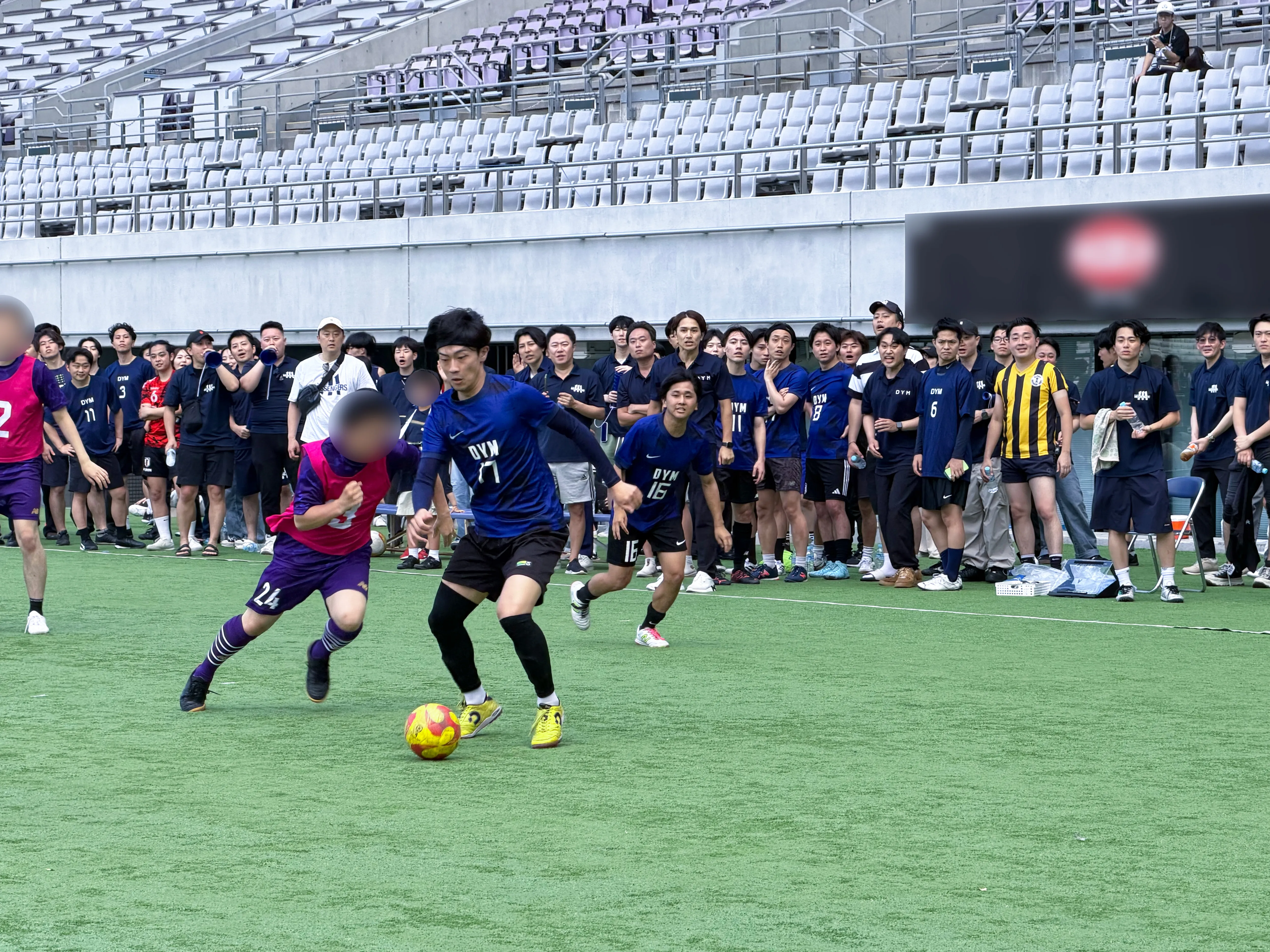 サッカーをする男性社員