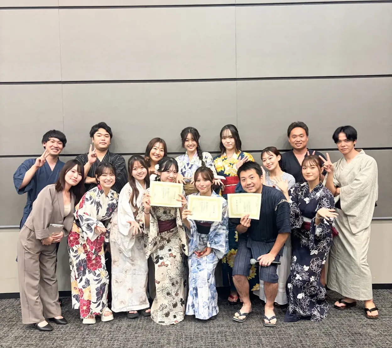 受賞者が集まっている様子
