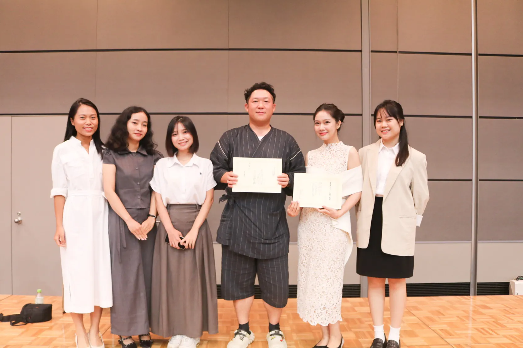 受賞者が集まっている様子