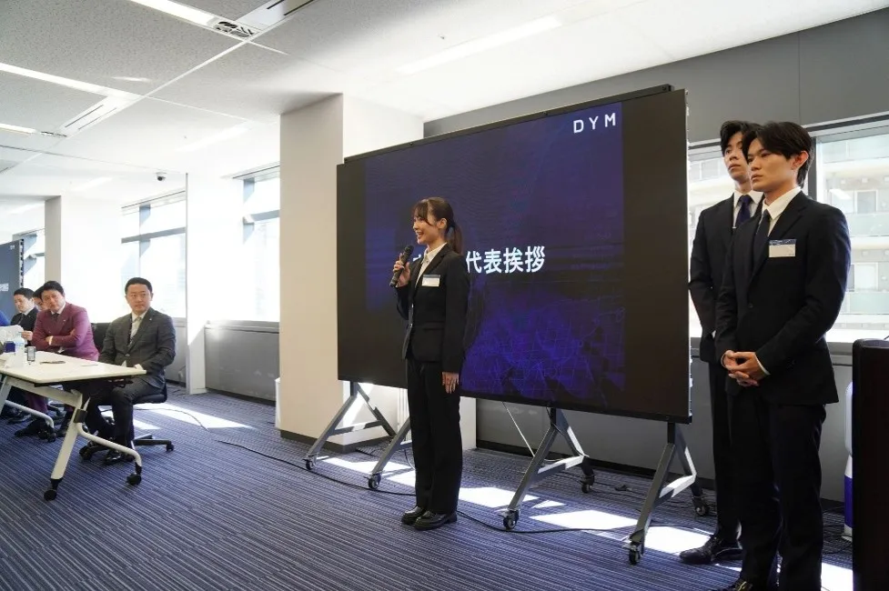 内定者の代表者が挨拶をしている様子