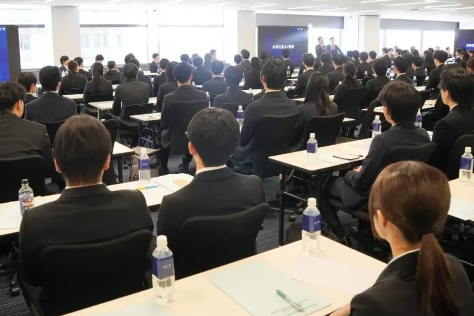 社長の祝辞を内定者が聞いている様子